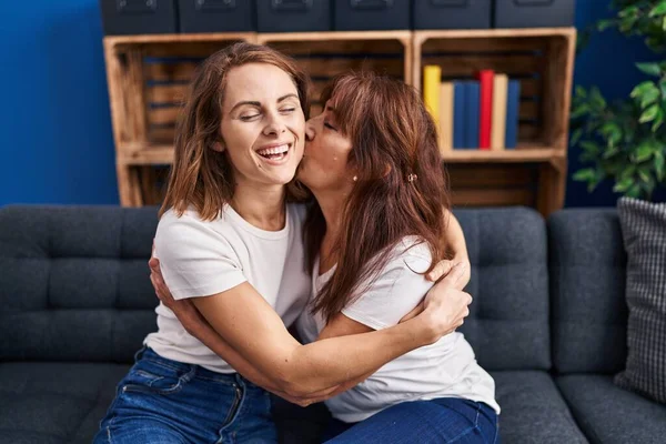 Két Anya Lánya Ölelkeznek Otthon Csókolózva — Stock Fotó