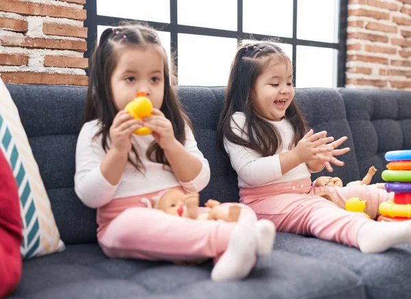 Adoráveis Meninas Gêmeas Jogando Com Aros Jogo Segurando Brinquedo Pato — Fotografia de Stock