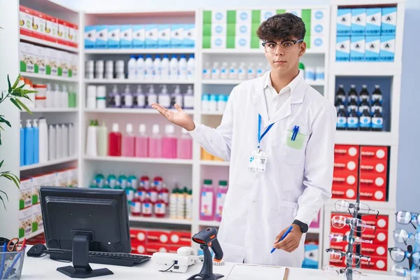 Jeune Adolescent Hispanique Pharmacien Debout Pharmacie — Photo