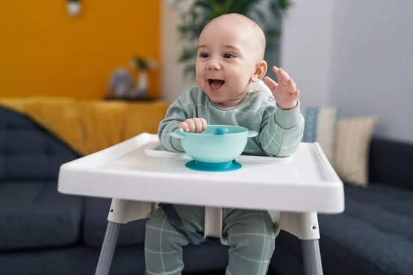 Schattige Blanke Baby Glimlachend Zelfverzekerd Zittend Kinderstoel Thuis — Stockfoto