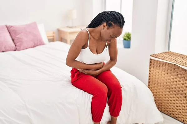 Afričanky Americká Žena Trpí Menstruační Bolesti Sedí Posteli Ložnici — Stock fotografie