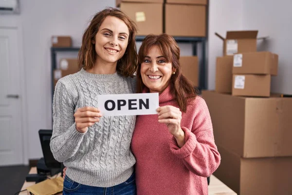 Dwie Kobiety Pracujące Małym Biznesie Trzymające Otwarty Sztandar Uśmiechnięte Szczęśliwym — Zdjęcie stockowe
