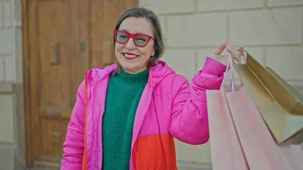 Volwassen Latino Vrouw Met Grijs Haar Lachend Gaan Winkelen Holding — Stockfoto