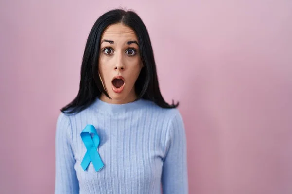 Hispanic Woman Wearing Blue Ribbon Scared Amazed Open Mouth Surprise — Stock Photo, Image