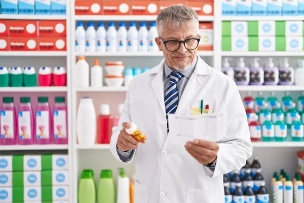Homem Cabelos Grisalhos Meia Idade Farmacêutico Segurando Pílulas Prescrição Leitura — Fotografia de Stock
