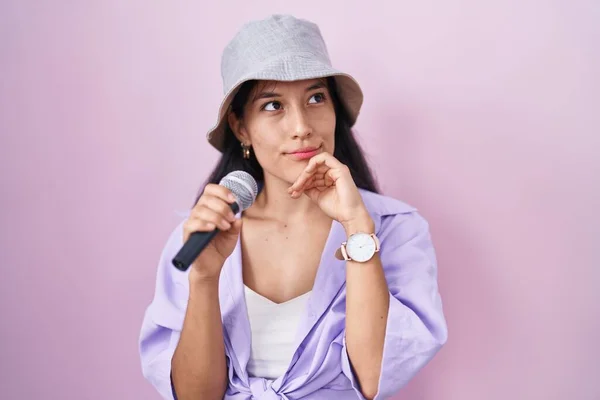 Jovem Hispânica Cantando Música Usando Microfone Sobre Fundo Rosa Rosto — Fotografia de Stock