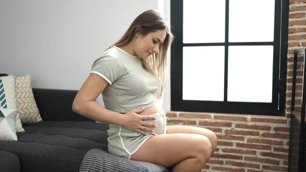 Young Pregnant Woman Smiling Confident Touching Belly Home — ストック写真