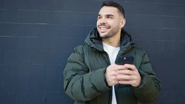 Mladý Hispánec Muž Usměvavý Jistý Pomocí Smartphone Přes Izolované Černé — Stock fotografie