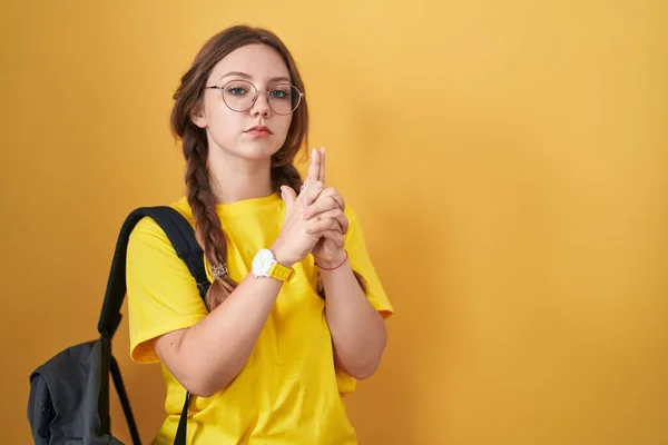 Jonge Blanke Vrouw Met Een Studentenrugzak Gele Achtergrond Met Symbolisch — Stockfoto