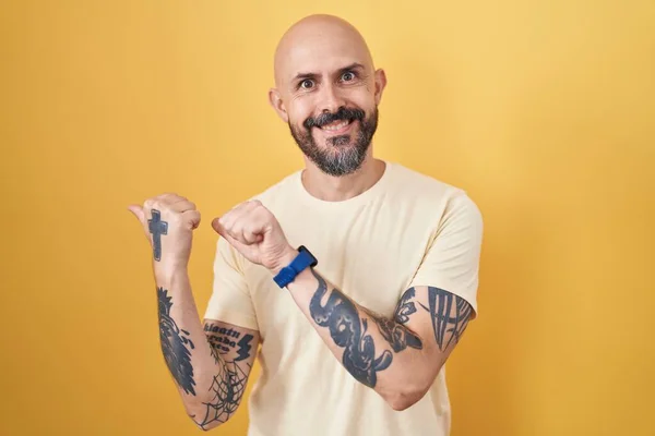 Homem Hispânico Com Tatuagens Sobre Fundo Amarelo Apontando Para Costas — Fotografia de Stock