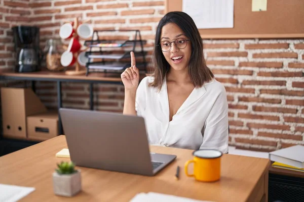Mujer Joven Hispana Trabajando Oficina Con Gafas Sonriendo Con Una —  Fotos de Stock