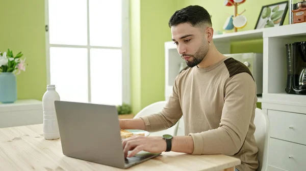 Jovem Árabe Homem Usando Laptop Tomando Café Manhã Casa — Fotografia de Stock