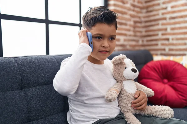 Sevimli Spanyol Çocuk Akıllı Telefondan Konuşuyor Evdeki Kanepede Oturuyor — Stok fotoğraf