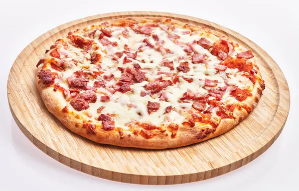Holzteller Mit Italienischer Speckpizza Auf Weißem Hintergrund — Stockfoto
