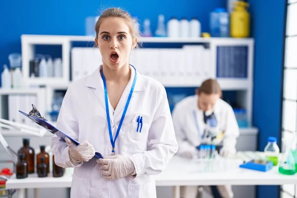 Blondynka Pracująca Laboratorium Naukowca Przerażona Zdumiona Otwartymi Ustami Dla Zaskoczenia — Zdjęcie stockowe