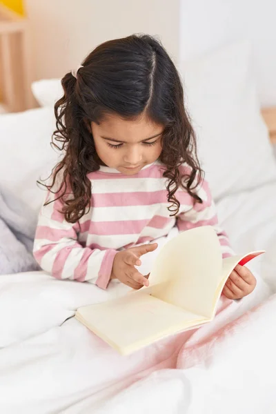 Adorable Chica Hispana Leyendo Libro Sentado Cama Dormitorio —  Fotos de Stock