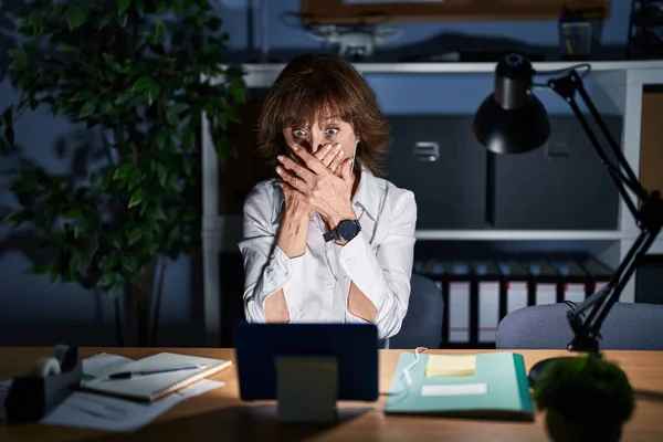 Geceleri Ofiste Çalışan Orta Yaşlı Bir Kadın Yanlışlıkla Elleriyle Ağzını — Stok fotoğraf