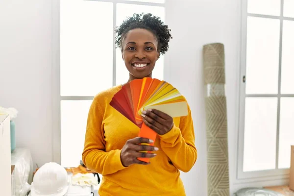 Afroamerikanerin Lächelt Selbstbewusst Und Hält Farbtest Neuen Zuhause — Stockfoto