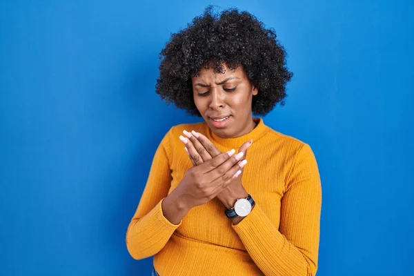 Zwarte Vrouw Met Krullend Haar Staan Blauwe Achtergrond Lijden Pijn — Stockfoto