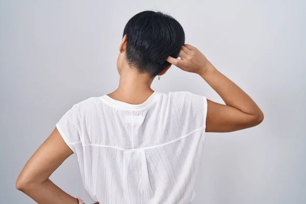 Kısa Saçlı Genç Asyalı Kadın Izole Edilmiş Arka Planda Duruyor — Stok fotoğraf