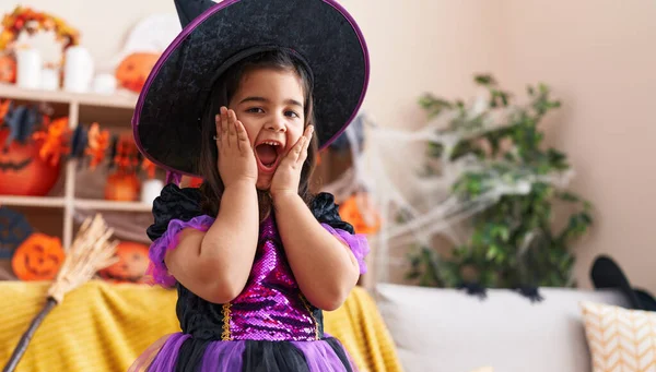 Tatlı Spanyol Kız Evde Sürpriz Bir Ifadeyle Cadılar Bayramı Partisi — Stok fotoğraf