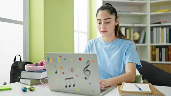 Giovane Bella Studentessa Ispanica Utilizzando Computer Portatile Studiare Presso Università — Foto Stock