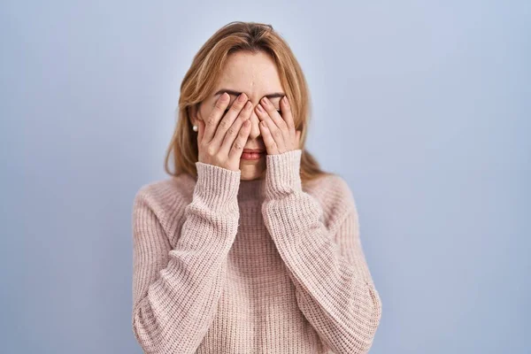 Hispanic Woman Standing Blue Background Rubbing Eyes Fatigue Headache Sleepy — Stock fotografie