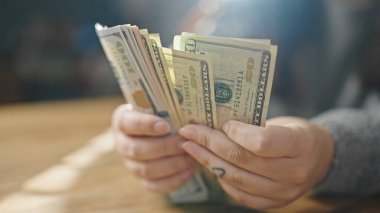 Odada dolar sayan kadının elleri.
