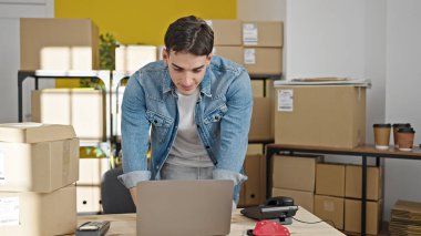 Ofiste dizüstü bilgisayar kullanan İspanyol bir iş adamı.