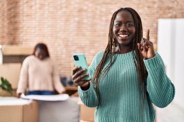 Yeni evimizde akıllı telefon kullanan Afrikalı bir kadın bir fikre ya da soru işaretine şaşırdı. 