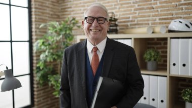 Ofiste kendine güvenen gözlük takan