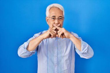 Latin kökenli, gözlüklü, reddedilme ifadesi takınan yaşlı bir adam. 