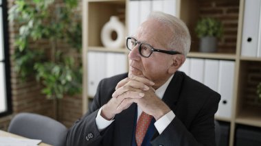 kıdemli iş adamı ofiste yoruldu.