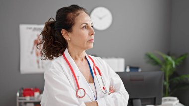 Orta yaşlı İspanyol kadın doktor kollarını kavuşturup klinikte kafa sallayarak hayır diyor.