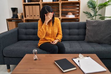 Genç Latin kadın hasta klinikte psikoloji seansı yapıyor.