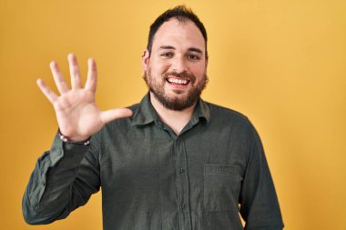 Ayrıca sarı arka planda duran sakallı İspanyol adam beş numaralı parmaklarıyla gülümseyerek kendinden emin ve mutlu görünüyor.. 