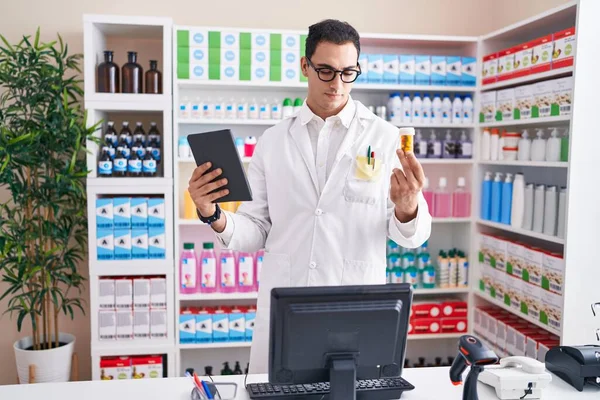Νέοι Ισπανοί Φαρμακοποιοί Χρησιμοποιώντας Touchpad Κρατώντας Χάπια Μπουκάλι Στο Φαρμακείο — Φωτογραφία Αρχείου