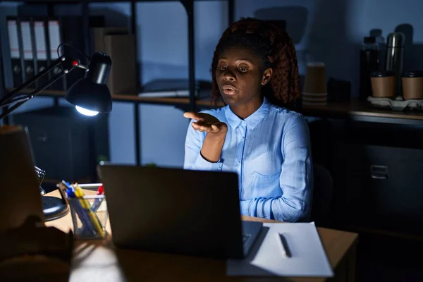 Afrikanerin Die Nachts Büro Arbeitet Und Die Kamera Schaut Die — Stockfoto