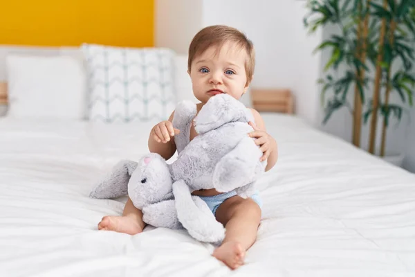 Schattige Blanke Baby Zittend Bed Spelen Met Pop Slaapkamer — Stockfoto