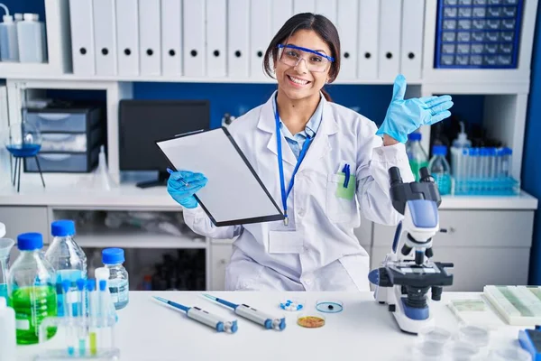 Mujer Joven Hispana Trabajando Laboratorio Científico Renunciando Decir Hola Feliz —  Fotos de Stock