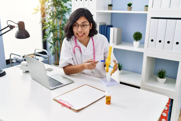 Young Latin Woman Wearing Doctor Uniform Holding Anatomical Model Knee — Stock Photo, Image