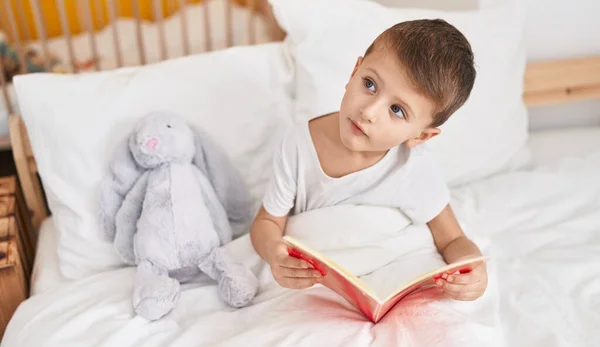 Adorable Chico Caucásico Leyendo Libro Sentado Cama Dormitorio —  Fotos de Stock