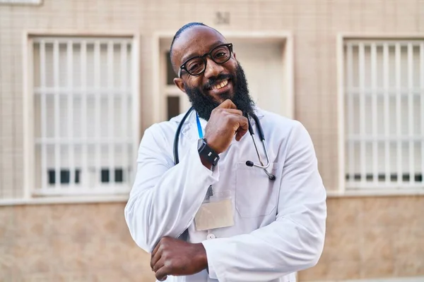 Hombre Afroamericano Vistiendo Uniforme Médico Estetoscopio Sonriendo Mirando Confiado Cámara — Foto de Stock