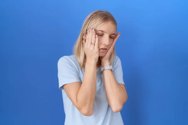 Mujer Caucásica Joven Que Usa Camiseta Azul Casual Manos Cansadas — Foto de Stock