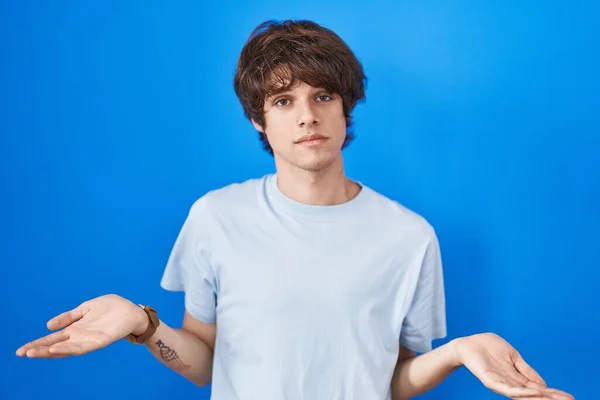 Hispanic Young Man Standing Blue Background Clueless Confused Open Arms — Stock fotografie