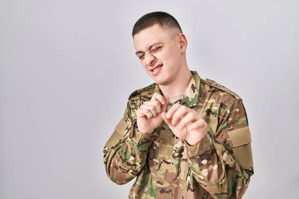 Ung Man Klädd Kamouflage Armé Uniform Äcklad Uttryck Missnöjd Och — Stockfoto