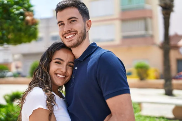 Junges Hispanisches Paar Lächelt Selbstbewusst Und Umarmt Sich Park — Stockfoto
