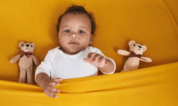 Bebé Afroamericano Relajándose Cama Con Oso Peluche Dormitorio — Foto de Stock