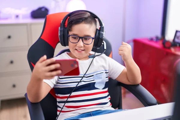 Niño Hispano Jugando Videojuegos Con Smartphone Gritando Orgulloso Celebrando Victoria —  Fotos de Stock