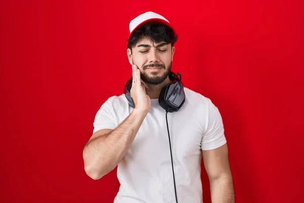 Hombre Hispano Con Barba Usando Sombrero Gamer Auriculares Tocando Boca —  Fotos de Stock